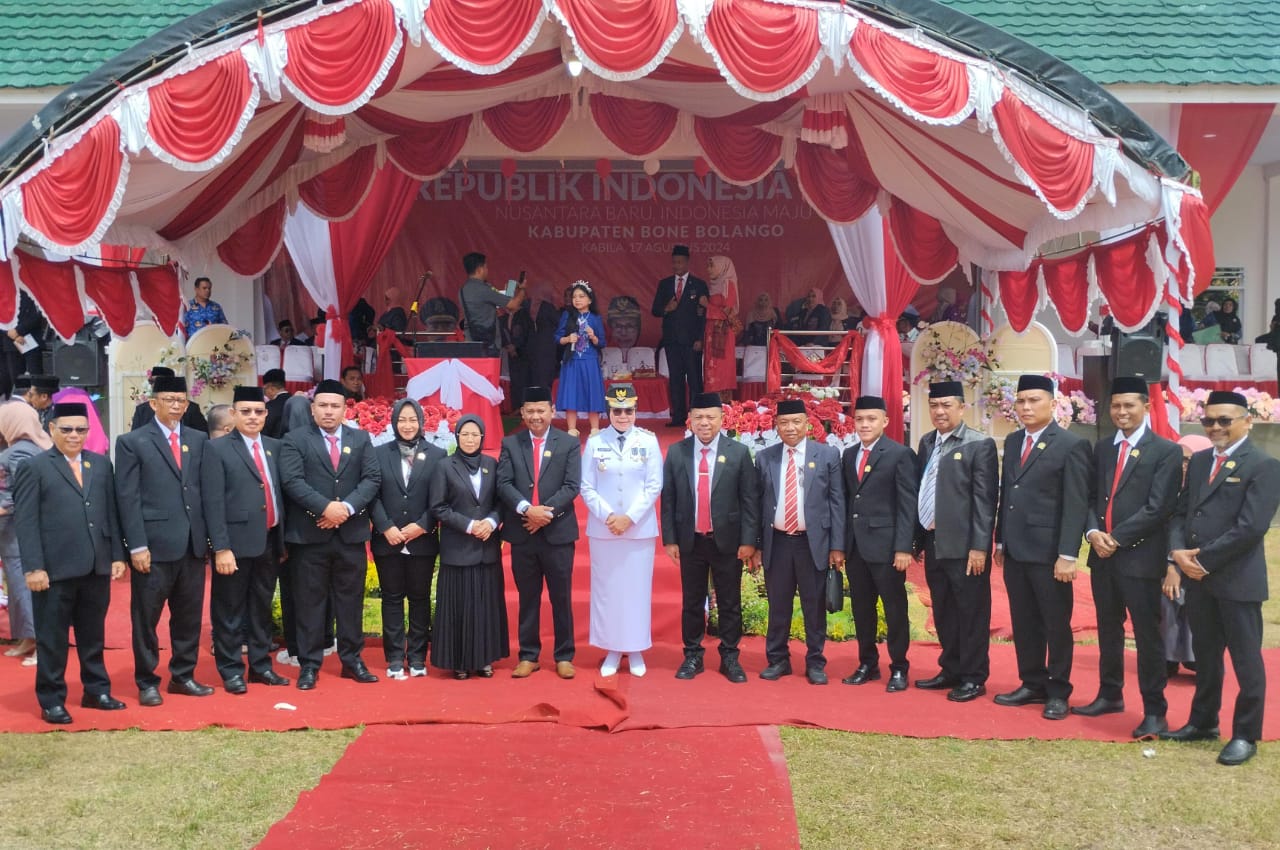 Bupati Bone Bolango foto bersama Anggota DPRD Bone Bolango seusai pelaksanaan Upacara HUT RI ke 79 tingkat Kabupaten Bone Bolango