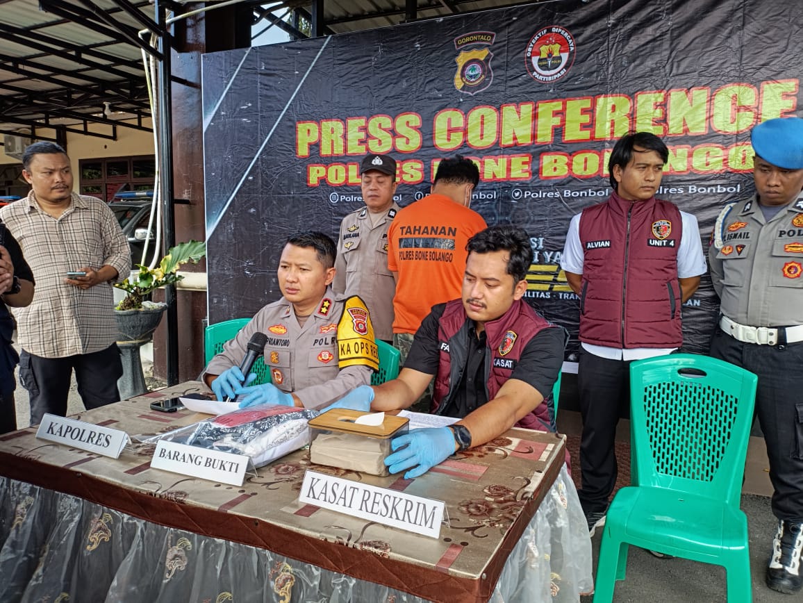 Kapolres Bone Bolango saat melakukan jumpa pers terkait penahanan oknum guru SMA di Bone Bolango